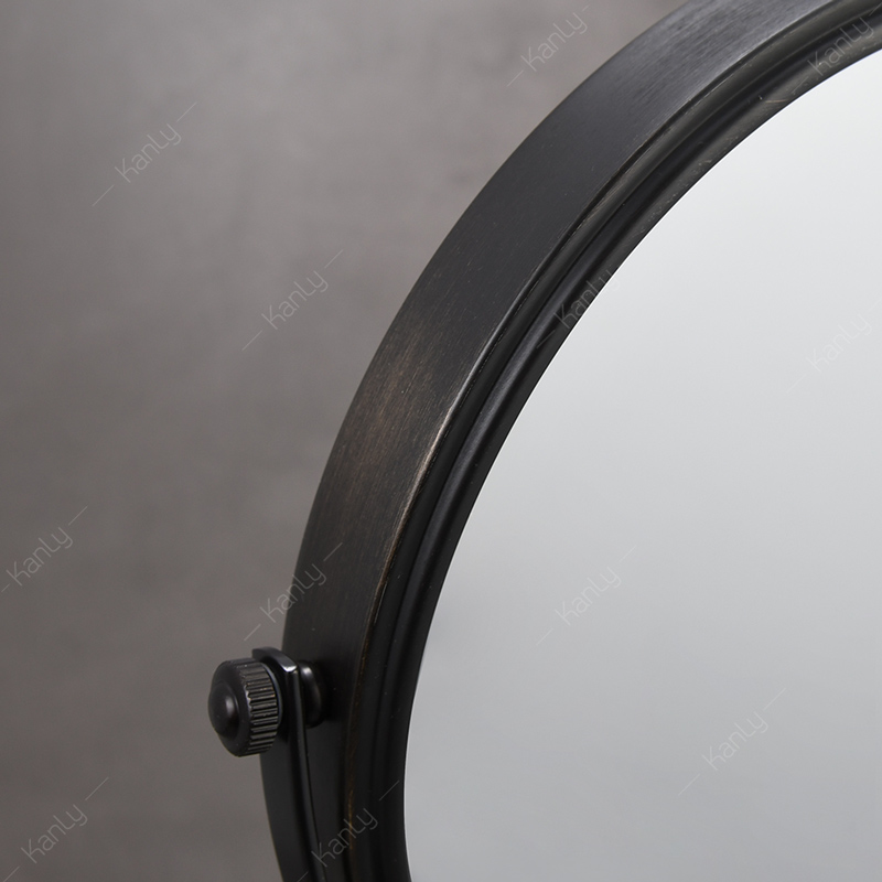 Khung và chân đế của chiếc gương được hoàn thiện từ chất liệu đồng thau