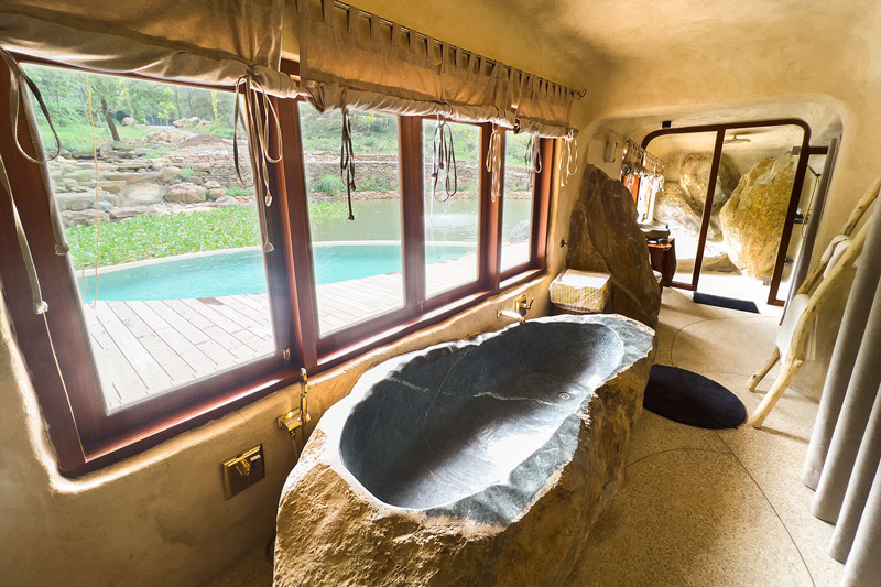 Bồn tắm bằng đá trong khu nhà hầm Amaya Retreat