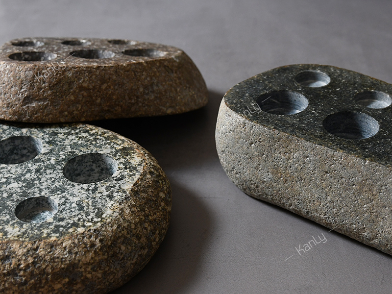 Khay đá cuội được chế tác từ những viên đá cuội tự nhiên khai thác ngoài sông, hồ