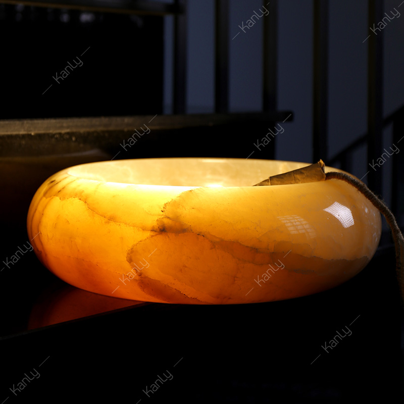 Lavabo đá tự nhiên honey onyx sở hữu khả năng xuyên sáng độc đáo