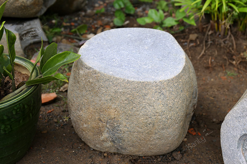 Đặt 1 hoặc 2 viên đá cuội để tạo thành chân đế đặt lavabo