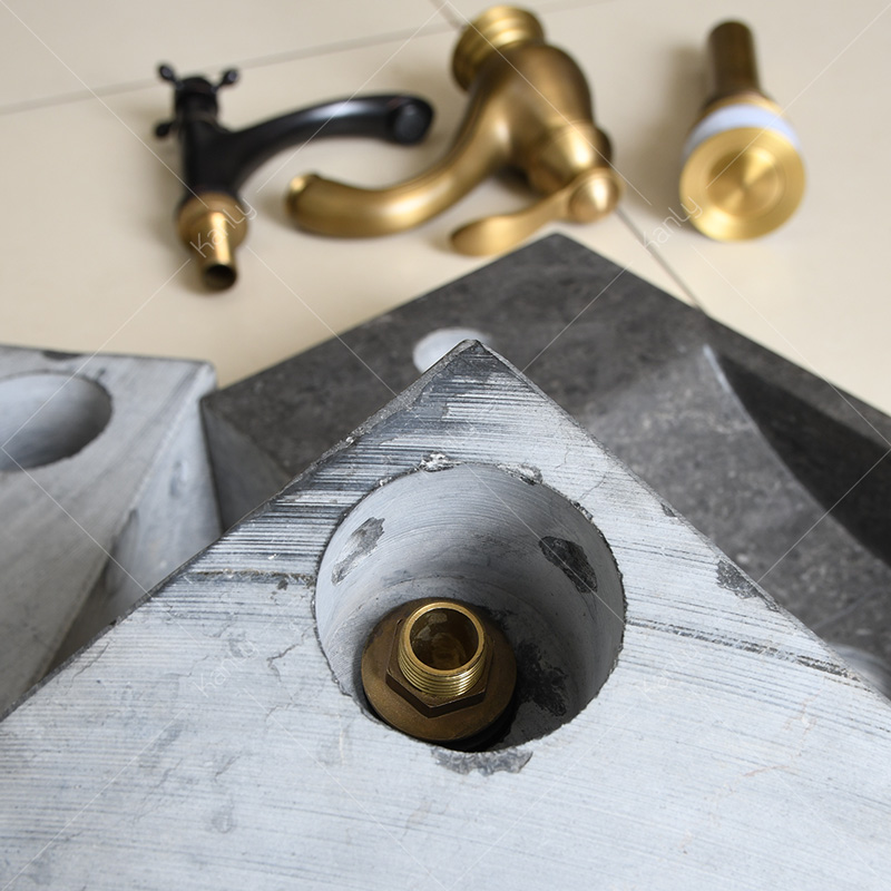 Lỗ thoát nước xả và lỗ gắn vòi nước được khoang kích thước theo quy cách tiêu chuẩn