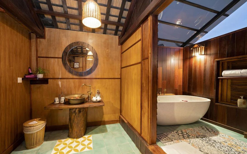 Phòng tắm Zest Villas & Spa Hội An mang phong cách mộc mạc, độc đáo