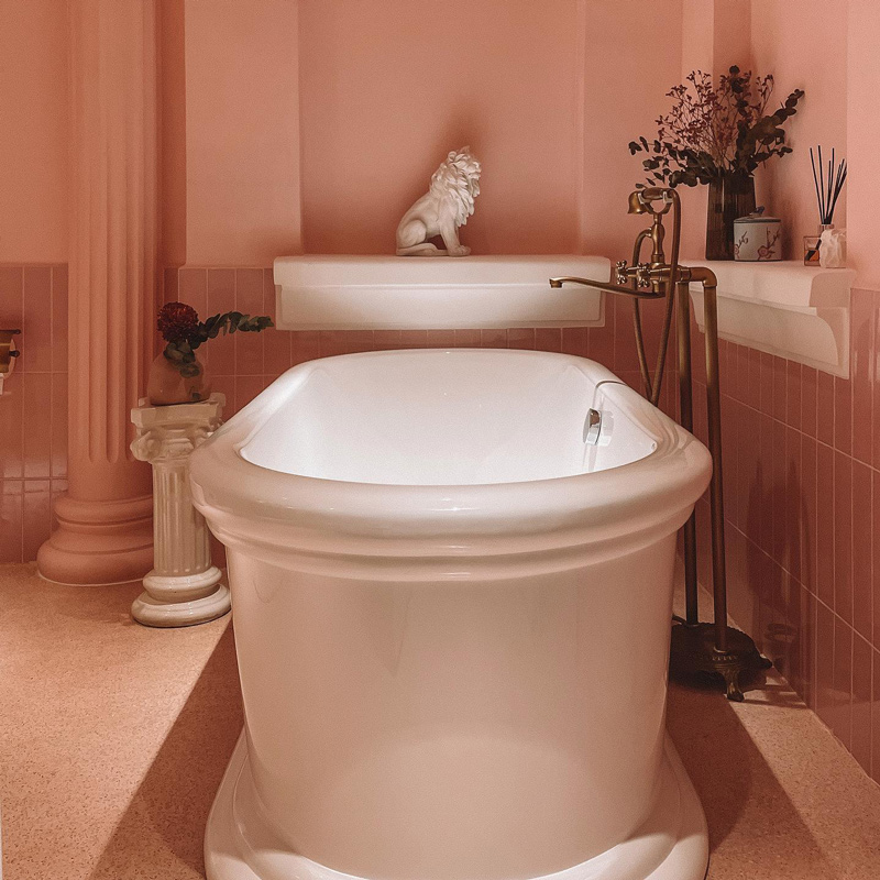 Sen tắm bằng đồng thau cổ điển phù hợp với tổng thể thiết kế của gian phòng
